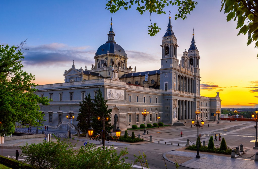 cathedral-santa-maria-la-real-de-la-almudena_092920A.jpg