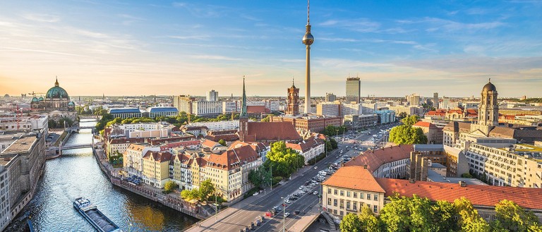 Berlin_kyline_TV_Tower_River_Spree_092820A